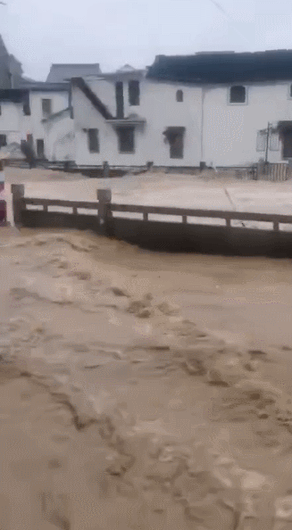 警報！臺風“煙花”來了：山洪沖入村莊、民居被淹，浙江省已進入Ⅰ級響應