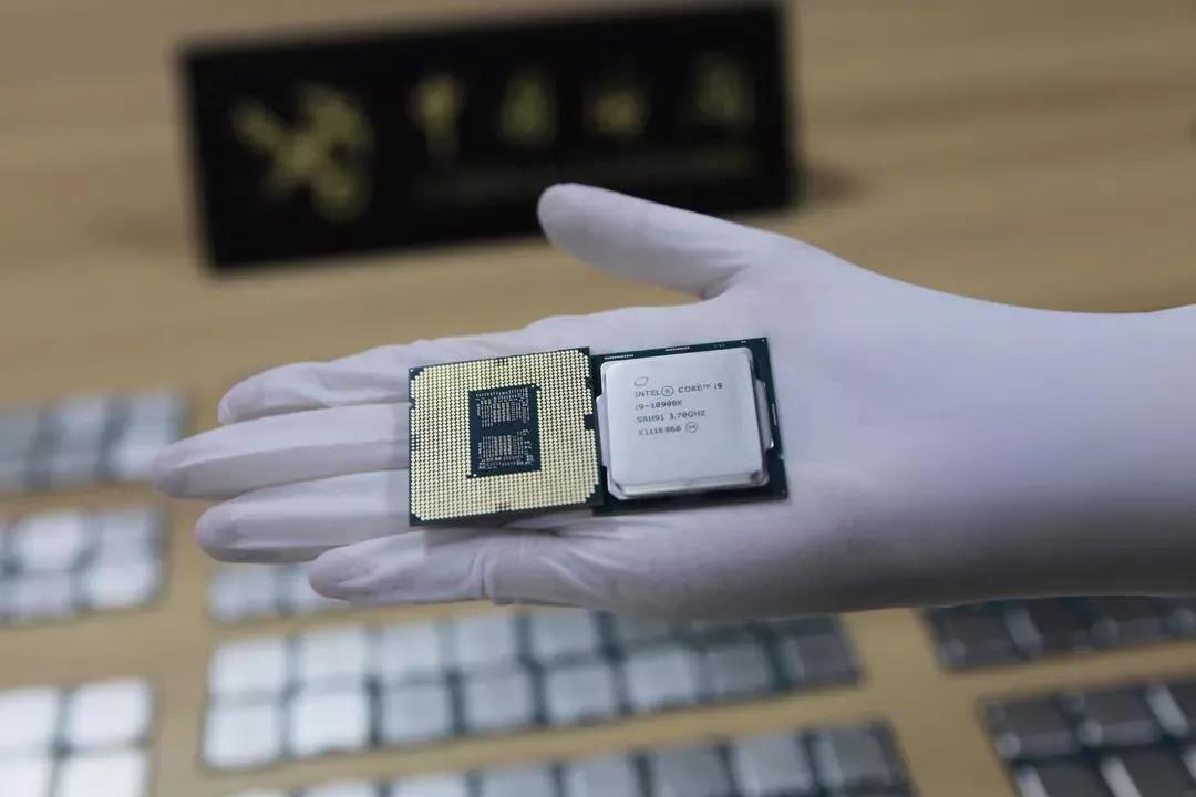 大片！繼香港劫匪之后，又有人身綁256枚CPU闖海關(guān)！