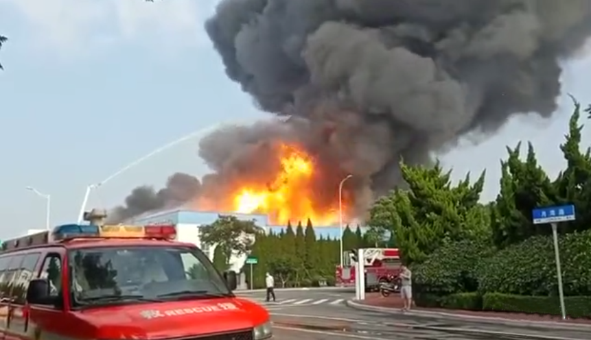 突發(fā)！青島一保稅區(qū)的物流園倉庫著火，濃煙滾滾