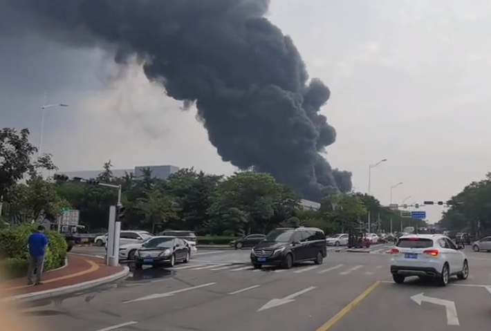 突發(fā)！青島一保稅區(qū)的物流園倉庫著火，濃煙滾滾