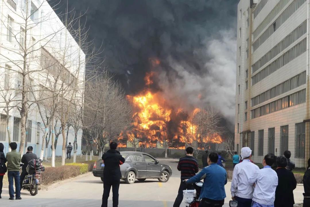 突發(fā)！青島一保稅區(qū)的物流園倉庫著火，濃煙滾滾