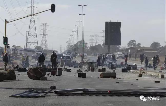 警惕！該國爆發(fā)27年來最致命暴力事件，碼頭關(guān)閉、倉庫受損，貨運(yùn)遭受中斷！