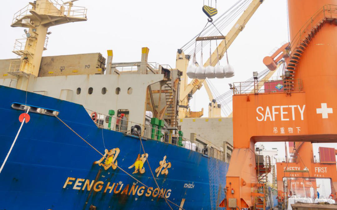 8000TEU中國貨物改成散貨運(yùn)輸，集運(yùn)市場火爆利好干散+冷藏船市場真實(shí)案例來了