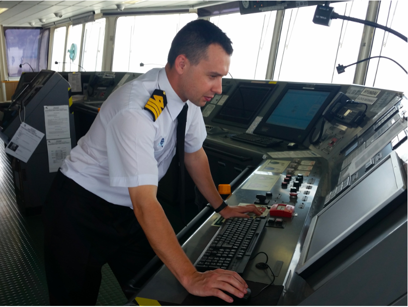 '船員換班再入'虎口'！海上被困人數(shù)激增,