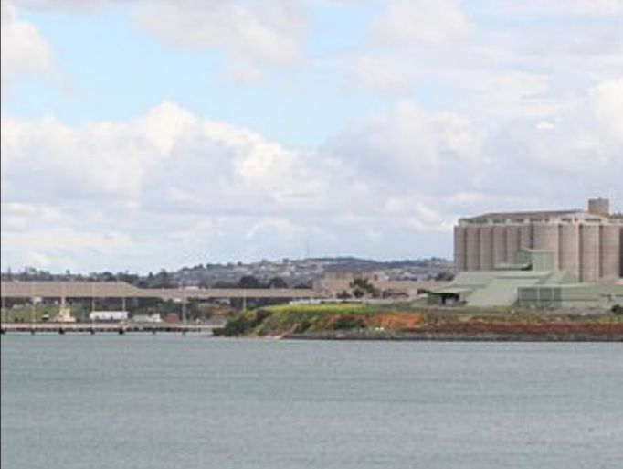 '凌晨2點(diǎn)，兩名船員從船上出逃！