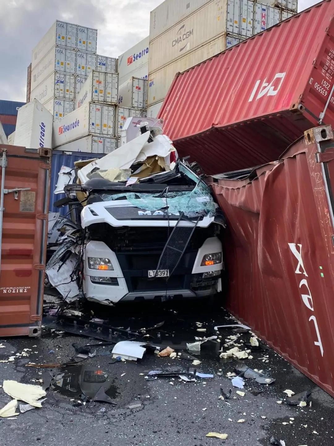 龍卷風(fēng)襲擊奧克蘭港！數(shù)十個(gè)集裝箱砸落損毀！場(chǎng)面狼藉！