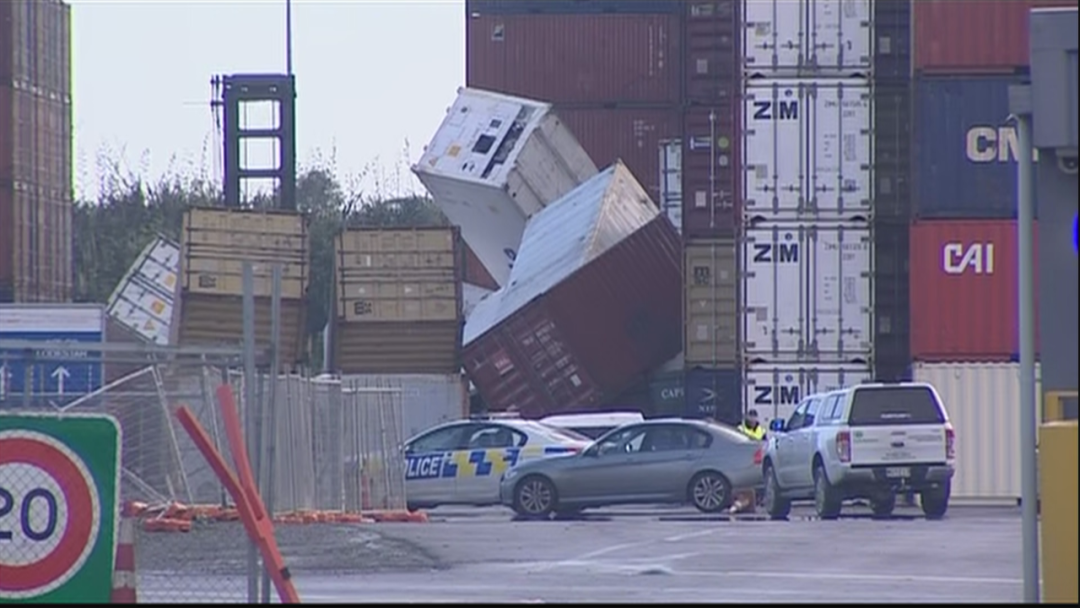 龍卷風(fēng)襲擊奧克蘭港！數(shù)十個(gè)集裝箱砸落損毀！場(chǎng)面狼藉！