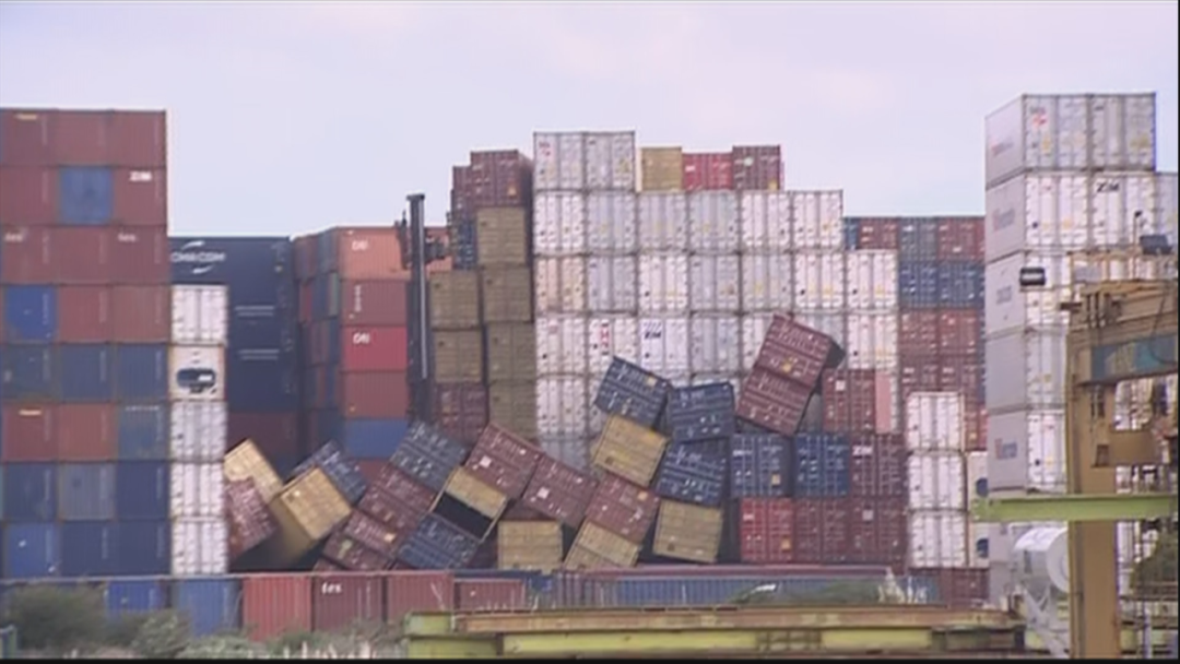 龍卷風(fēng)襲擊奧克蘭港！數(shù)十個(gè)集裝箱砸落損毀！場(chǎng)面狼藉！