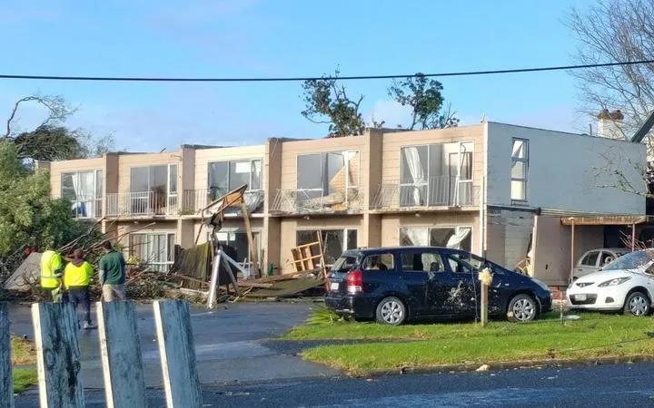 龍卷風(fēng)襲擊奧克蘭港！數(shù)十個(gè)集裝箱砸落損毀！場(chǎng)面狼藉！