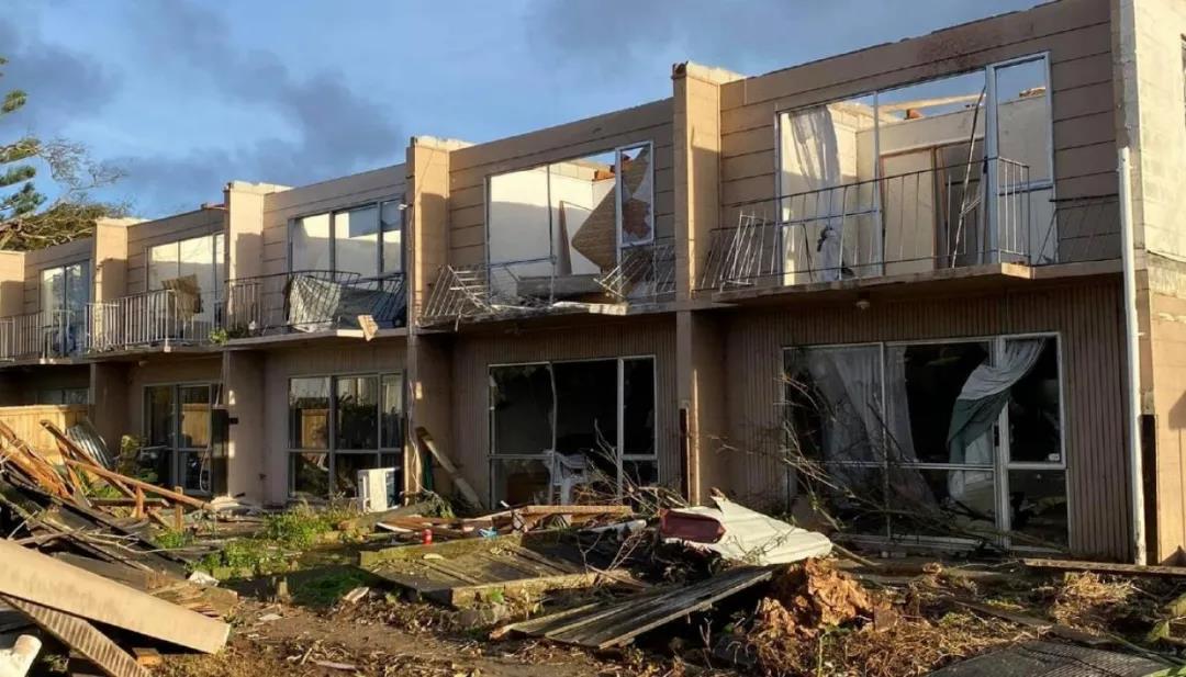 龍卷風(fēng)襲擊奧克蘭港！數(shù)十個(gè)集裝箱砸落損毀！場(chǎng)面狼藉！