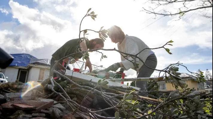龍卷風(fēng)襲擊奧克蘭港！數(shù)十個(gè)集裝箱砸落損毀！場(chǎng)面狼藉！