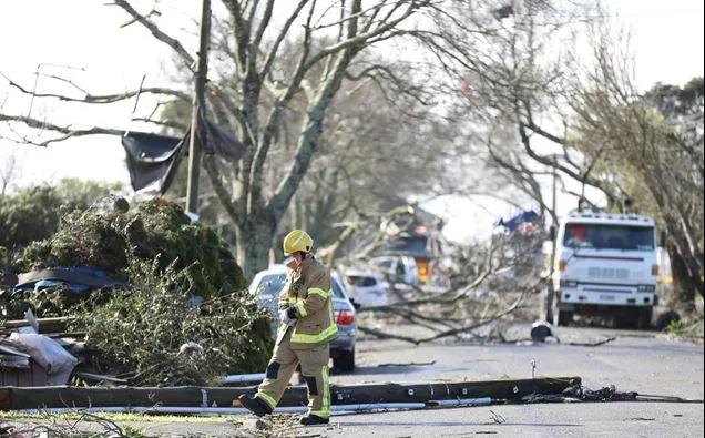 龍卷風(fēng)襲擊奧克蘭港！數(shù)十個(gè)集裝箱砸落損毀！場(chǎng)面狼藉！