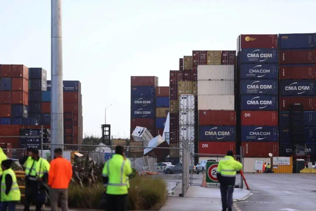 龍卷風(fēng)襲擊奧克蘭港！數(shù)十個(gè)集裝箱砸落損毀！場(chǎng)面狼藉！