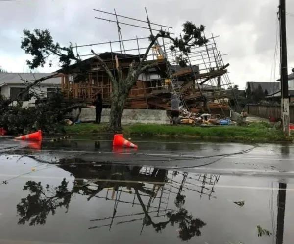 龍卷風(fēng)襲擊奧克蘭港！數(shù)十個(gè)集裝箱砸落損毀！場(chǎng)面狼藉！