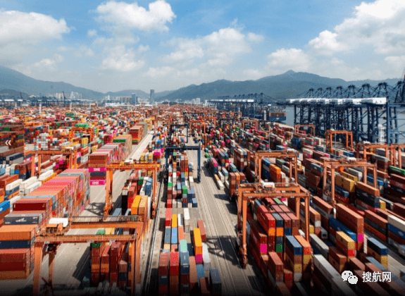 搶完箱子搶艙位，運價瘋漲附加費不斷加碼，海運行業(yè)還能火多久