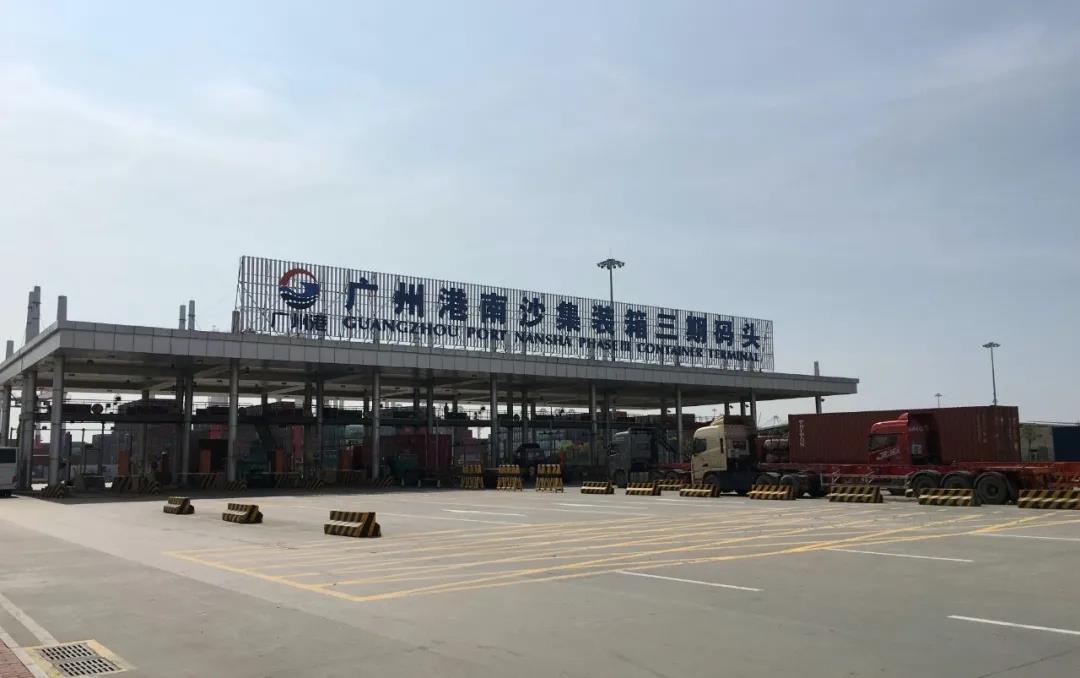 疫情防控下的南沙港區(qū)：拖車司機(jī)閉環(huán)管理，船公司加大航線密度和空箱投放，效率恢復(fù)中  