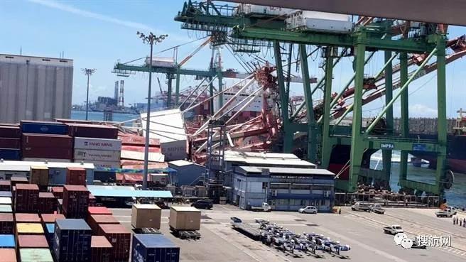 突發(fā)！一艘集裝箱船撞上高雄碼頭，起重機(jī)倒塌，掛靠國(guó)內(nèi)多個(gè)港口共艙船司眾多！