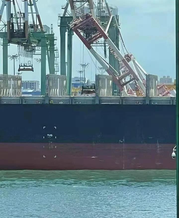 突發(fā)！一艘集裝箱船撞上高雄碼頭，起重機(jī)倒塌，掛靠國(guó)內(nèi)多個(gè)港口共艙船司眾多！