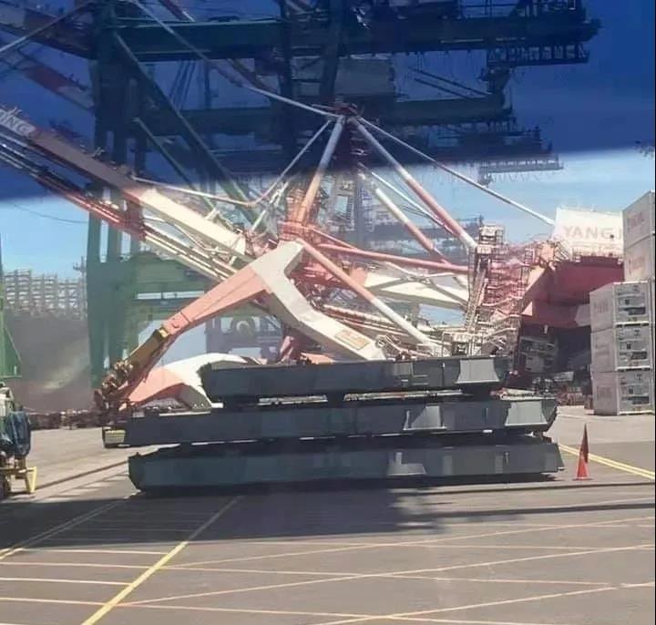 突發(fā)！一艘集裝箱船撞上高雄碼頭，起重機(jī)倒塌，掛靠國(guó)內(nèi)多個(gè)港口共艙船司眾多！