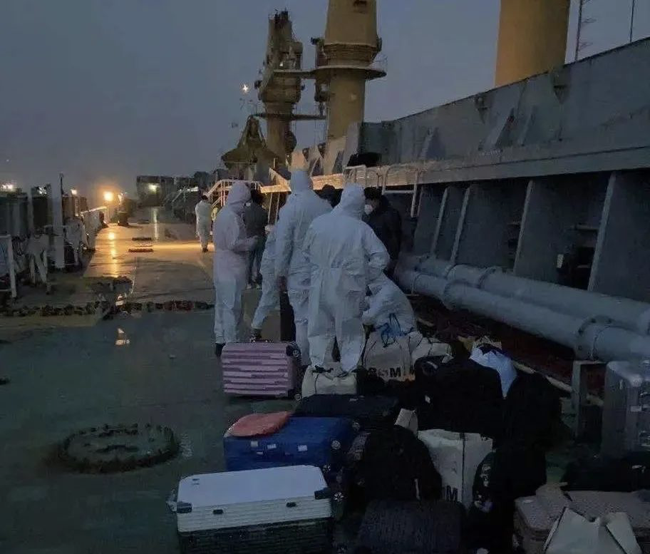 17名中國船員被“騙”上疫情船？船管公司：近期將分批下船！染疫船究竟能不能上？