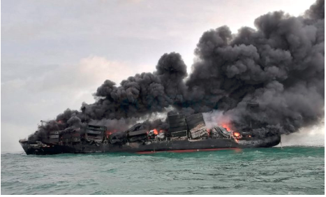 新船剛滅完火, 轉(zhuǎn)頭就是驚天大爆炸! 貨全毀, 船將沉，船員還確診! 只因硝酸包裝不當(dāng)？