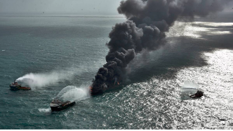 新船剛滅完火, 轉(zhuǎn)頭就是驚天大爆炸! 貨全毀, 船將沉，船員還確診! 只因硝酸包裝不當(dāng)？