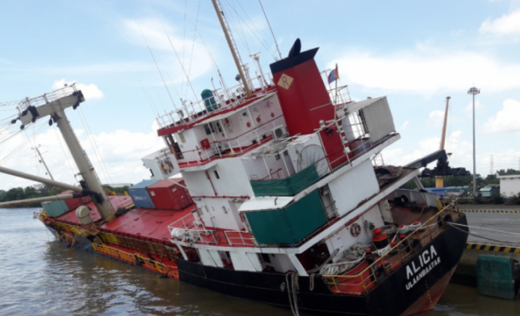 胡志明市港口貨船傾覆，18個(gè)集裝箱掉入河中！事故原因查明！