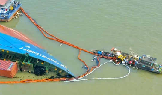 胡志明市港口貨船傾覆，18個(gè)集裝箱掉入河中！事故原因查明！