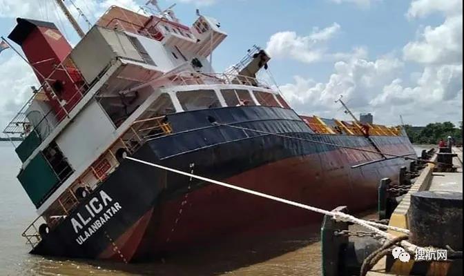 事故丨一船舶傾倒，18個(gè)集裝箱落水，事發(fā)越南最大港