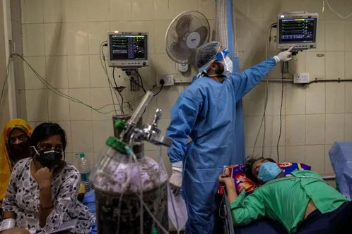 當(dāng)街焚尸、床位難求、日增34萬例……印度疫情全面失控  