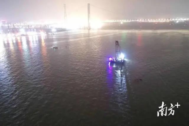 突發(fā)！一散貨船與一集裝箱相撞沉沒，13名船員落水！