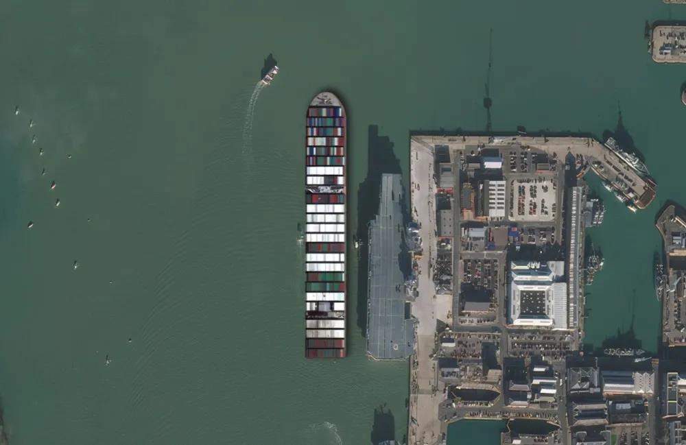 堵住蘇伊士運(yùn)河的貨輪多大？和美俄英三國航母擺在一起比一比