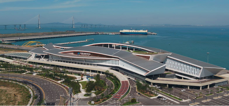 突發(fā)！韓國仁川港, 一中國船員遭集裝箱擠壓身亡! ... 正拔插頭, 一集裝箱突然倒退! ...血的教訓(xùn): 作業(yè)溝通太重要!