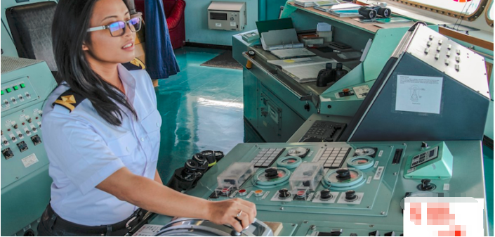 10年！她, 終于坐穩(wěn)馬來西亞首位女船長！執(zhí)掌一艘大型LNG船！...其他女海員沸騰了