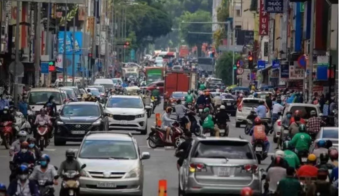 瘋了！單日爆增23萬(wàn)！用獸藥治療新冠！再封城！物資大搶購(gòu)！不戴口罩，千人大集合！法國(guó)、英國(guó)、德國(guó)、日本、韓國(guó)疫情大匯總！