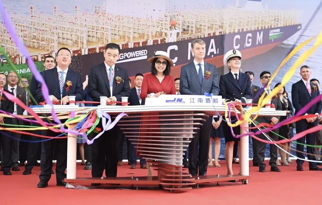 達(dá)飛15000TEU雙燃料超大型集裝箱船首制船交付