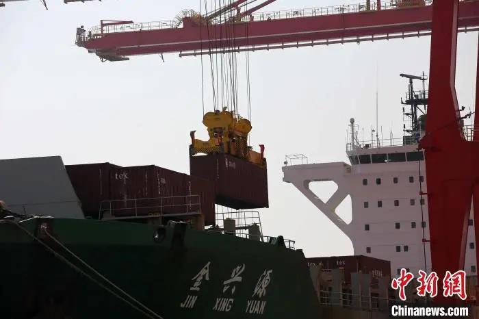 全球首個(gè)順岸開放式全自動(dòng)化集裝箱碼頭正式啟用