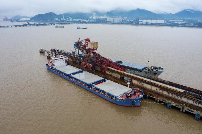 全國首制2艘服務(wù)長江中游1.4萬噸特定航線江海直達(dá)散貨船投入運(yùn)營
