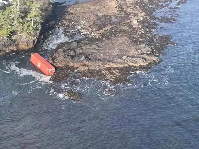 事件升級(jí)！Zim Kingston集裝箱船落水集裝箱增至106個(gè)