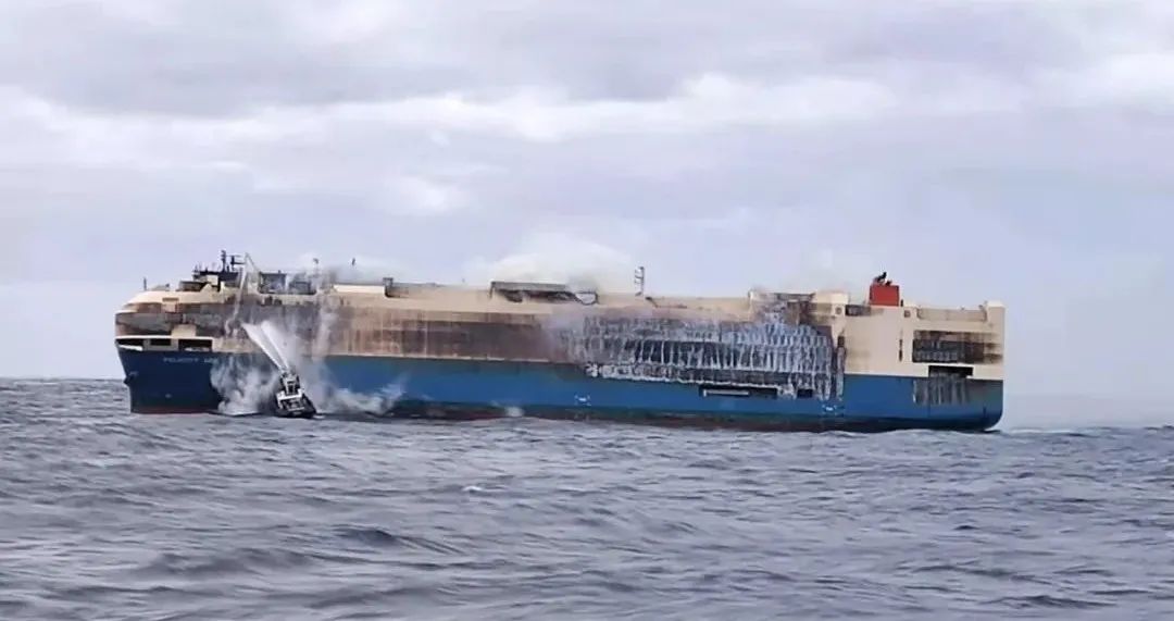 連燒七天！一艘滿載數(shù)千輛豪車的貨船在大西洋突發(fā)起火，有保時(shí)捷、奧迪、賓利......