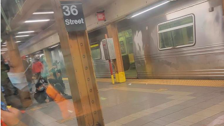 可怕！剛剛，美國(guó)地鐵站多人遭槍擊！