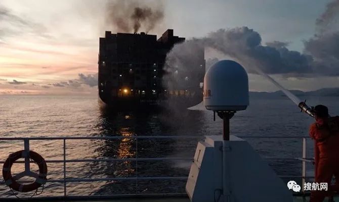 突發(fā)！達(dá)飛一集裝箱船發(fā)生火災(zāi)；另有兩船相撞，集裝箱落水！