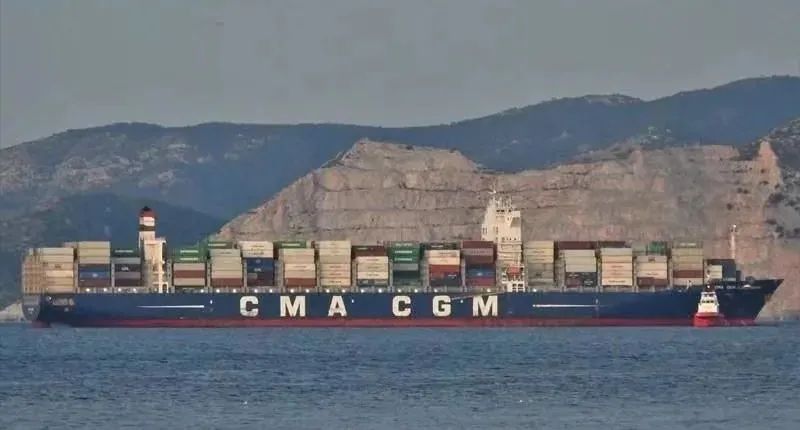 突發(fā)！達(dá)飛一集裝箱船發(fā)生火災(zāi)；另有兩船相撞，集裝箱落水！