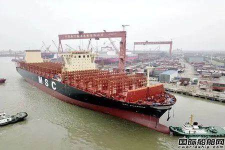 提前兩個(gè)半月！揚(yáng)子鑫福建造第4艘12200TEU集裝箱船命名交付