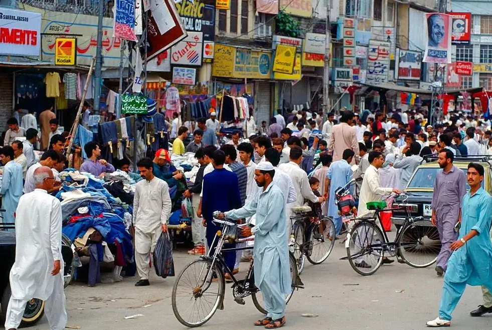 “巴鐵”有難了！經(jīng)濟(jì)崩潰，外儲(chǔ)緊缺，通脹加劇，貨幣暴跌。。。