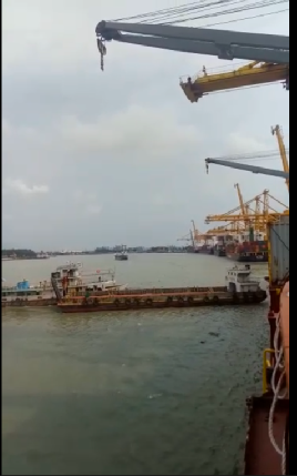 飛來橫禍！168米長集裝箱船靠泊時被駁船撞出大洞，船期延誤不可避免