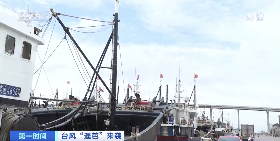 剛剛，一艘貨輪斷成兩截！船員棄船逃生！