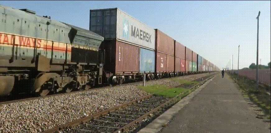 雙層集裝箱列車少見？別慌，三層的也來了