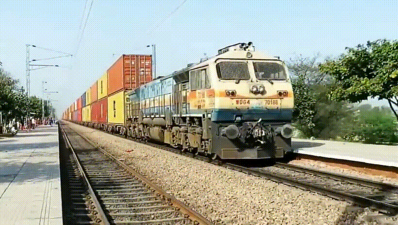 雙層集裝箱列車少見？別慌，三層的也來了