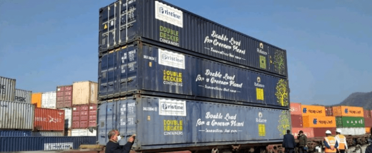 雙層集裝箱列車少見？別慌，三層的也來了